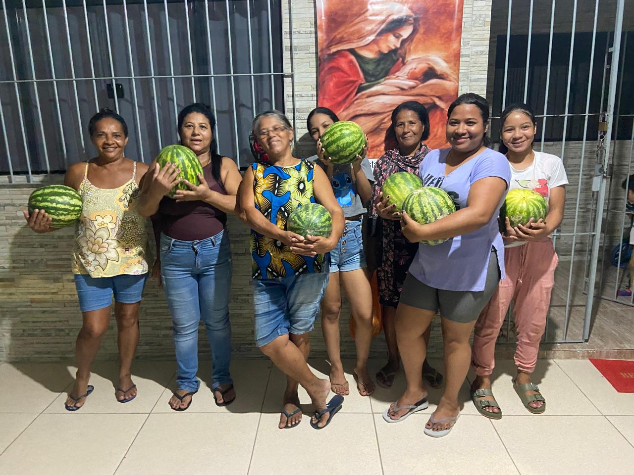 Ação social com frutas e legumes para a comunidade