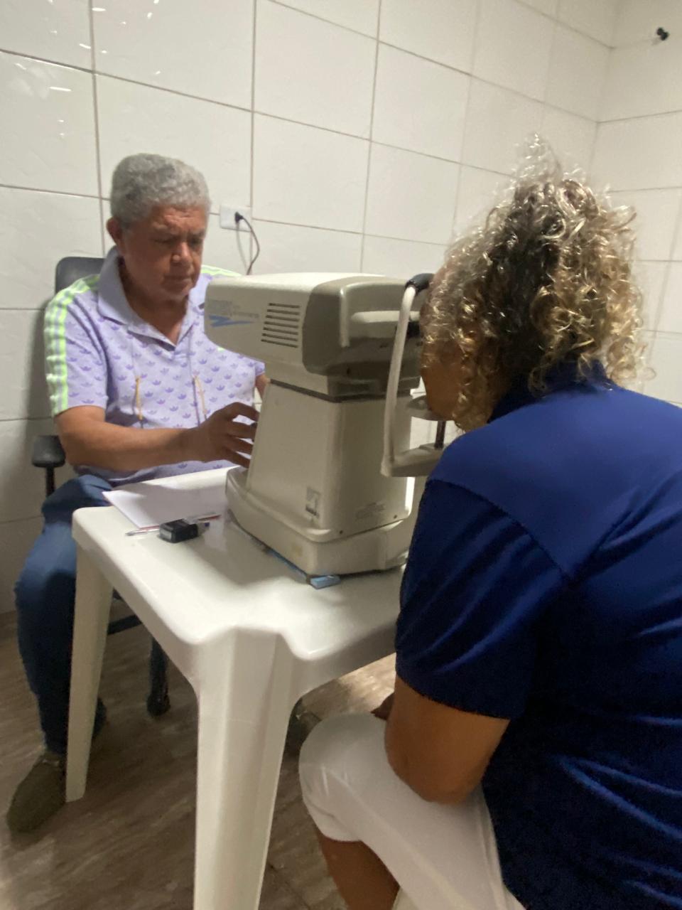 Exame com autorrefrator no mutirão oftalmológico