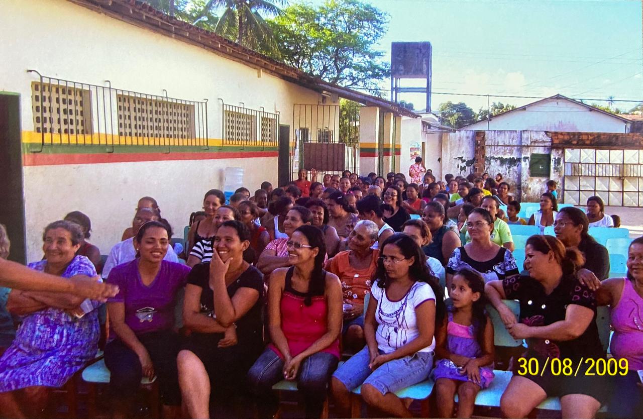 Ação social com doação de peixes e alimentos