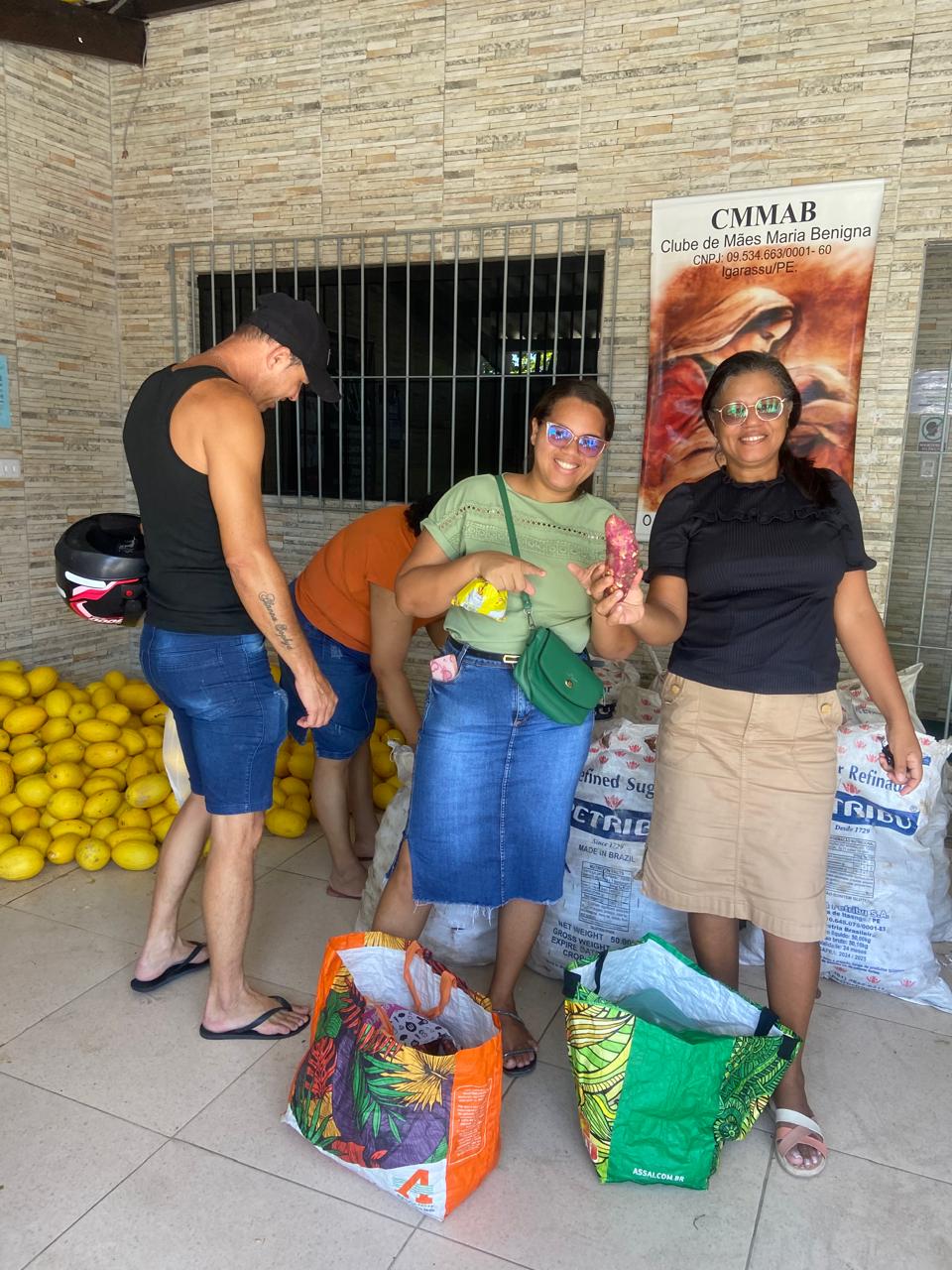 Distribuição de frutas e legumes na sede da CMMAB