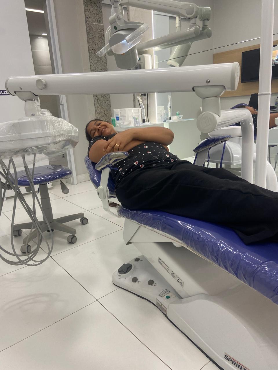 Paciente sorrindo após atendimento odontológico
